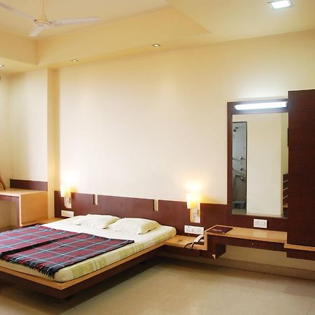 Hotel Lake View Satara Bagian luar foto