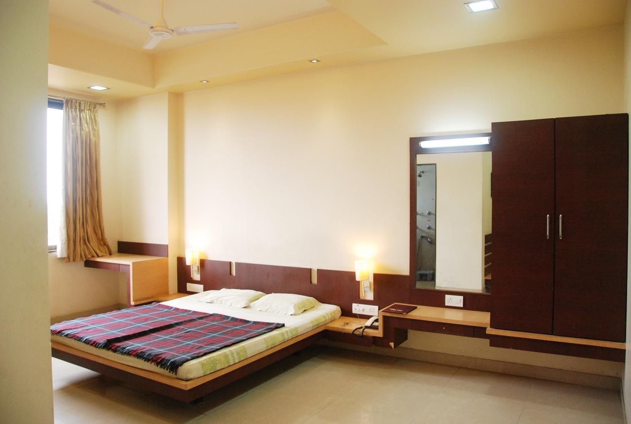Hotel Lake View Satara Bagian luar foto