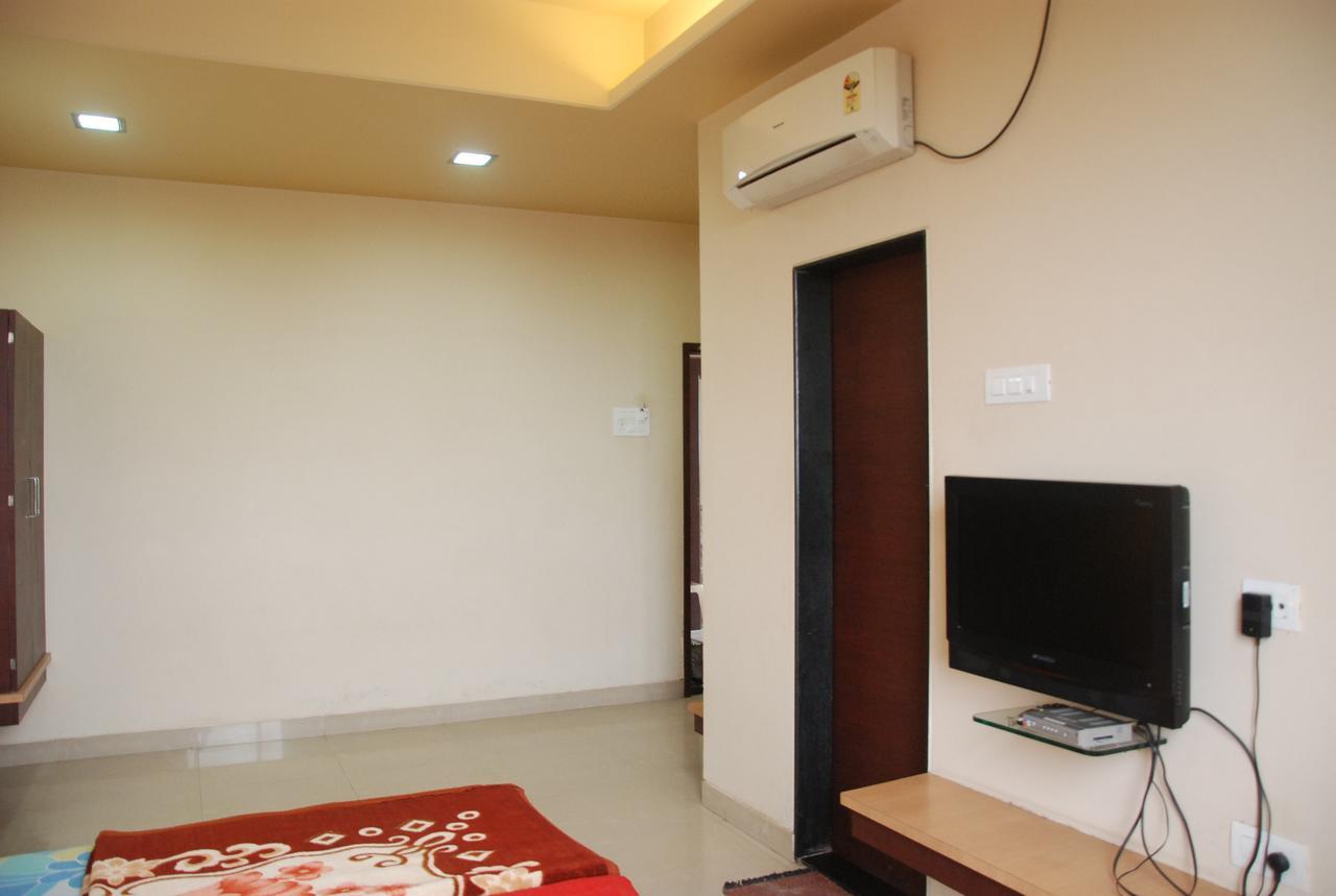 Hotel Lake View Satara Bagian luar foto