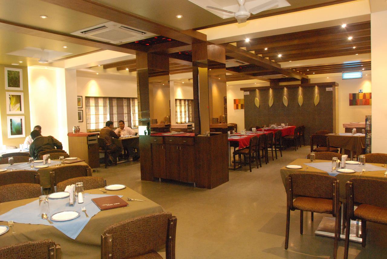 Hotel Lake View Satara Bagian luar foto