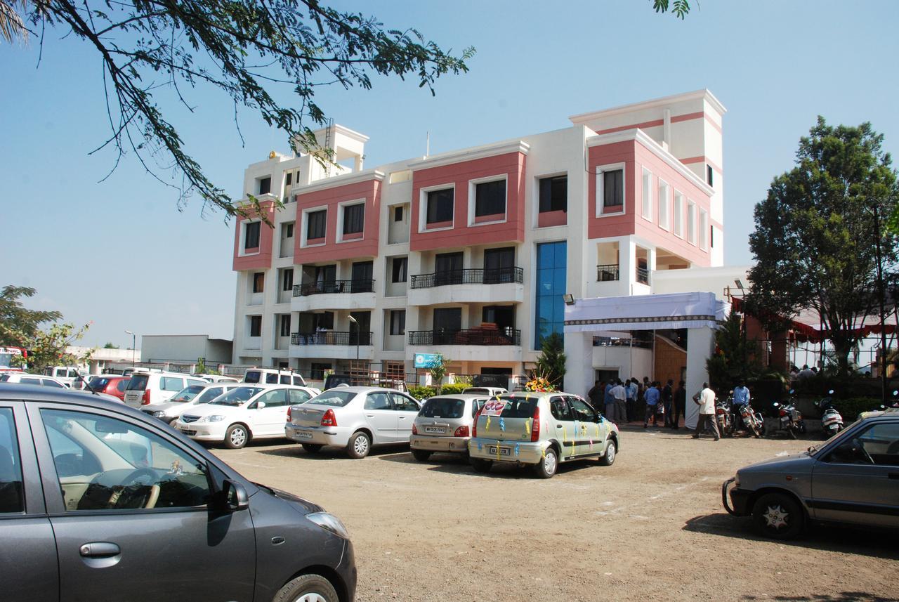 Hotel Lake View Satara Bagian luar foto